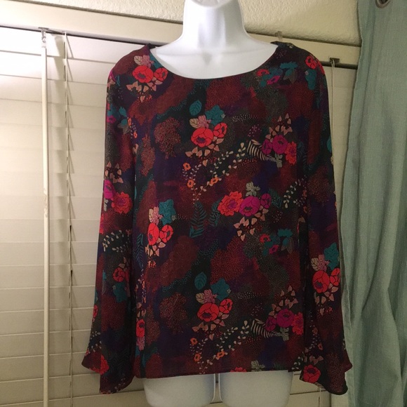 Gorgeous deep jewel colored bell sleeve top - Picture 2 of 9
